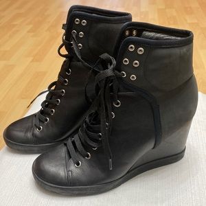 SEE BY CHLOE 3” PLATFORM BOOTS .size 40  . LACE UP FRONT. Round toe